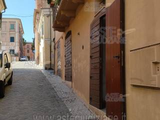 Negozio all'asta a giulianova via pagliaccetti, 10