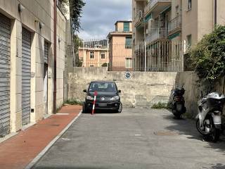 Posto auto in affitto a genova via caprera metà