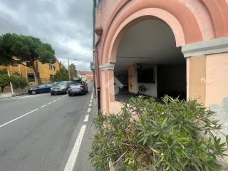 Garage in vendita a imperia via giacomo agnesi, 32