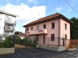 Casa indipendente in vendita a bernareggio via cadorna, 5