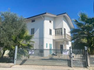 Villa bifamiliare in vendita ad alba adriatica via lombardia, 21