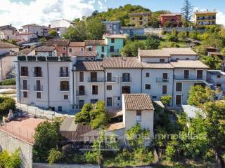 Casa indipendente in vendita a l'aquila via del borgo