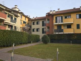 Garage in vendita a bernareggio via galileo galilei, 10