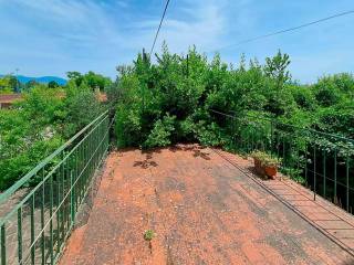 Casa indipendente in vendita a campi bisenzio via berlinguer