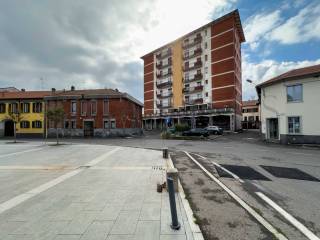 Negozio in vendita a venegono inferiore piazza santi giacomo e filippo