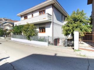 Casa indipendente in vendita a roseto degli abruzzi via olanda, 6