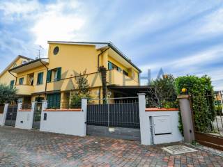 Villa in vendita a forlì via 13 novembre 1944