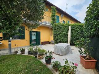 Villa a schiera in vendita ad abbiategrasso via alzaia naviglio grande