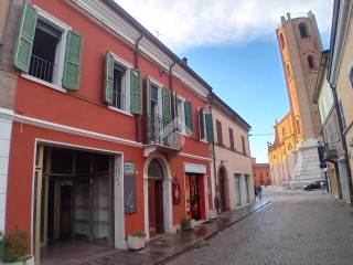 Negozio in vendita a comacchio piazza ugo bassi, 25