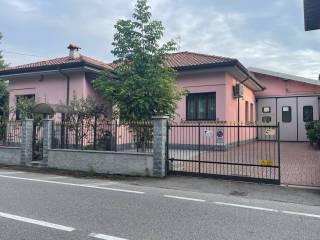 Villa in vendita a castelletto sopra ticino via 1 maggio, 21