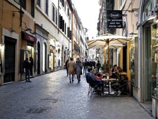 Negozio in affitto a roma via della croce