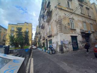 Negozio in vendita a napoli piazza montecalvario