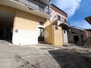 Casa indipendente in vendita ad arienzo via crisci, 38