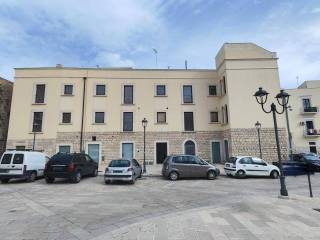 Intero stabile in affitto a bisceglie largo piazza castello, 16