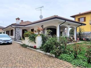 Villa in vendita a gozzano via don minzoni, 55