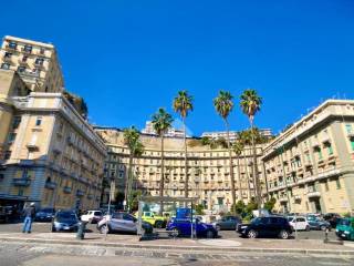 Appartamento in affitto a napoli piazza s. luigi, 8