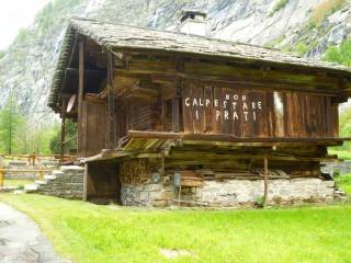 Chalet in vendita a macugnaga abitato di pecetto superiore s.n.c.