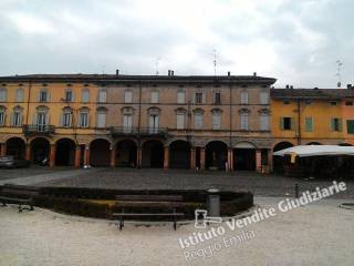 Negozio all'asta a novellara piazza unità d'italia, 62