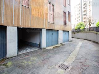 Garage in vendita a milano via plezzo, 78