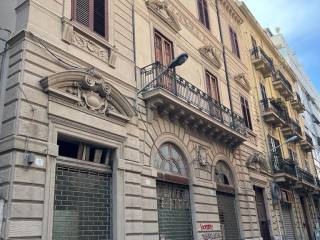 Intero stabile in affitto a palermo via ruggero settimo, 1