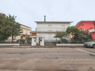 Casa indipendente in vendita a riccione viale volterra