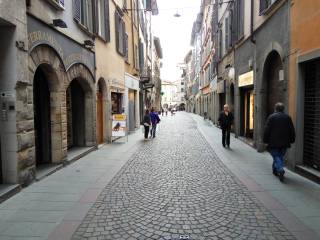 Negozio in affitto a bergamo piazza pontida