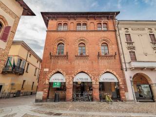 Intero stabile in vendita a lodi piazza della vittoria