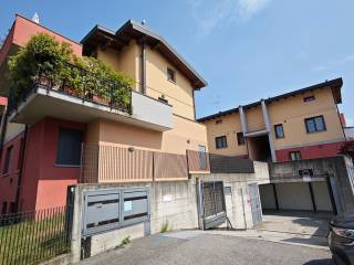 Garage in vendita a besana in brianza via giuseppe parini, 6