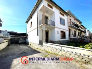 Casa indipendente in vendita a prato via benaco, 9