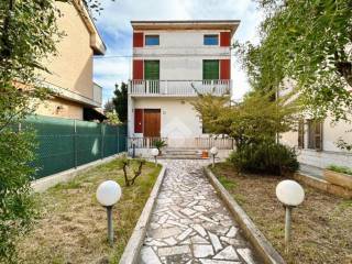 Casa indipendente in vendita a civitanova marche via giuseppe giusti, 15