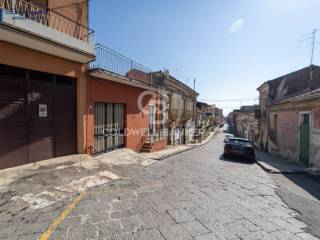 Casa indipendente in vendita ad aci catena via roma, 119