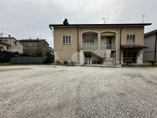 Villa in vendita a bagnolo san vito via guglielmo marconi, 14