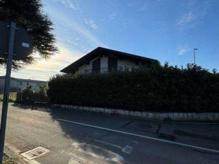 Villa all'asta a besana in brianza via giuseppe mazzini , 65