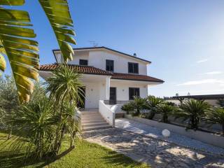 Villa in vendita a lecce via ombrone,