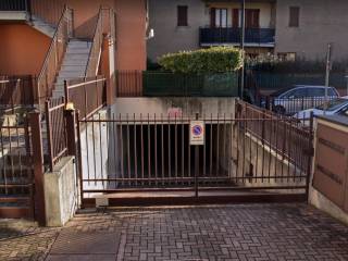 Garage in affitto a calusco d'adda via leone xiii, 34