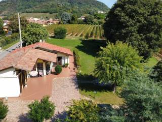 Villa in vendita ad adro via fratelli calabria, 40