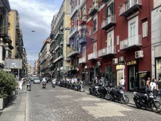 Negozio in vendita a napoli via basilio puoti