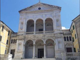 Negozio in affitto a massa piazza aranci