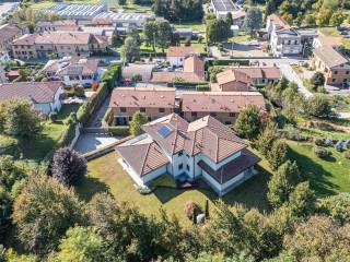 Villa in vendita ad alzate brianza via francesco petrarca