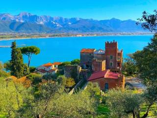 Villa bifamiliare in vendita ad ameglia via pisanello