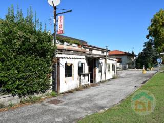 Negozio in vendita a sagrado viale alcide de gasperi