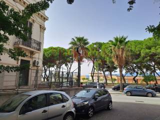 Negozio in vendita a reggio di calabria viale domenico zerbi genoese, 1