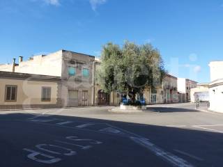 Casa indipendente in vendita a cabras p.zza martiri, 7