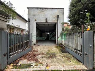 Garage in vendita a vimercate viale luigi ronchi, 18