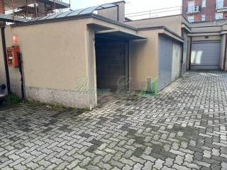 Garage in vendita ad arcore via alessandro manzoni, 11