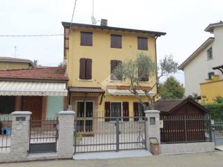 Casa indipendente in vendita a bagnolo in piano via g. matteotti, 5