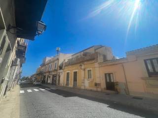 Negozio in vendita ad avola corso vittorio emanuele, 225