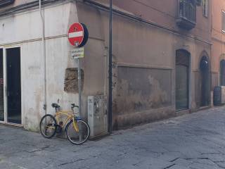 Negozio in affitto a salerno piazza sedile di portanova