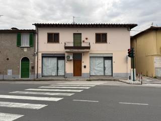 Negozio in vendita a pietrasanta via aurelia nord,, 88