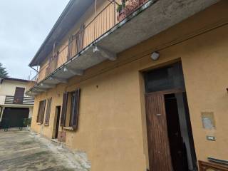 Casa indipendente in vendita a bernareggio piazza della repubblica